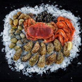 plateau de fruits de mer 2 personnes noel avec un tourteau, des crevettes, des bulots, des huîtres creuses, des palourdes et bigorneaux